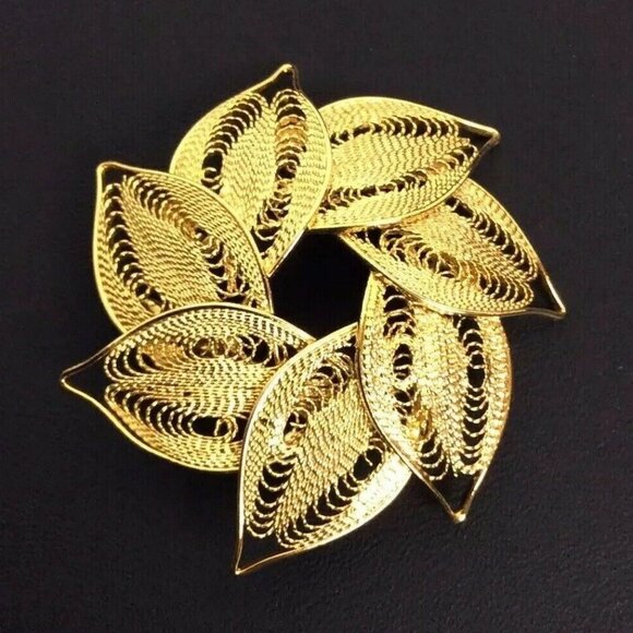 Vintage Goldtone Spun Wire Leaf Wreath Brooch Pin - Picture 1 of 4